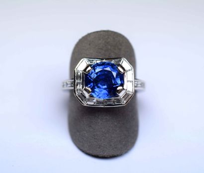 null Ring 

White gold set with a very luminous natural unheated Burmese sapphire...
