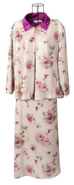 null Balmain

Skirt and jacket set with floral decoration. Silk interior.

Very nice...