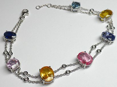  Bracelet 
Ravissant bracelet en Or blanc serti de 7 saphirs Ceylan multicolores...