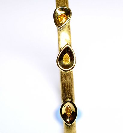null D' une collection privée, bracelet jonc en or jaune brossé serti de 15 diamants...