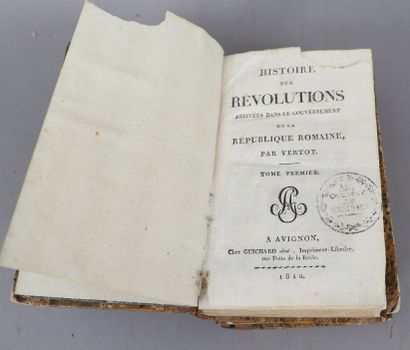 null HISTOIRE des REVOLUTIONS ROMAINES

1810

2 volumes reliés.