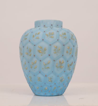 null Vase bleu

En pate de verre à décor héxagonal centré d'un décor peint d'épis...