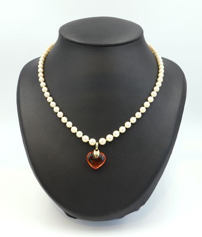 null Pearl necklace

Freshwater pearls in light fall, a knot between each pearl....
