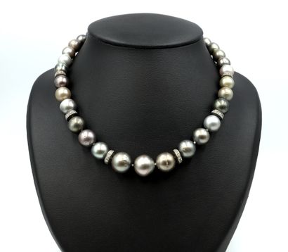 null Collier de perles

Composé de 33 perles de Tahiti en legère chute de 9 à 14mm...
