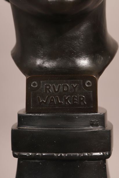null "Rudy WALKER" de Hans DEFREGGER (1886-1956)

Sculpteur allemand

Buste en bronze...