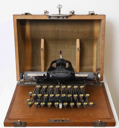 null Typewriter WELTBLICK
20th century period
Dimensions: H: 15,5; W: 33,5; D: 25,5...