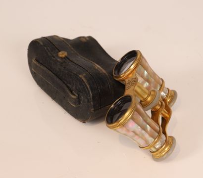 null Pair of theater binoculars - Lemaire (Paris)
In gilded metal and mother-of-pearl....