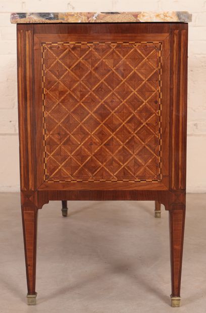 null Louis XVI chest of drawers in marquetry 
In marquetry of rosewood and amaranth....