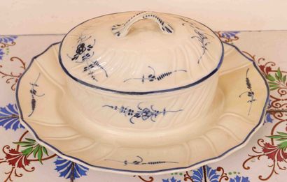 null Sugar bowl Boch Luxembourg
Sugar bowl with lid on a fixed tray of oval shape...