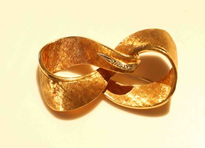 Knot brooch
In Gold 
Weight: 7,4g
