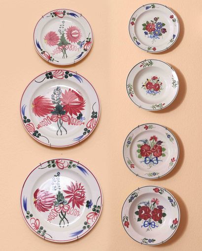 null Boch Luxembourg
Set of 7 fine earthenware plates, polychrome decoration with...