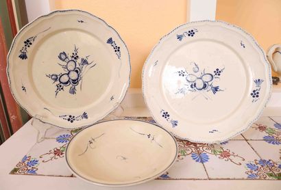 null Boch Luxembourg
Set of two plates in fine earthenware with blue decoration clover...