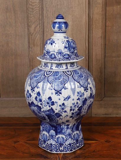 DELFT 
Covered pot in Delft earthenware decorated...