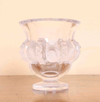 null Lalique - DAMPIERRE VASE
Out of satiny crystal with decoration of birds.
Period...