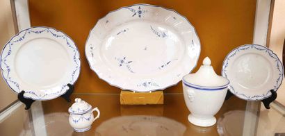 null Boch Luxembourg
Set of fine earthenware composed of an oval dish with blue decoration...