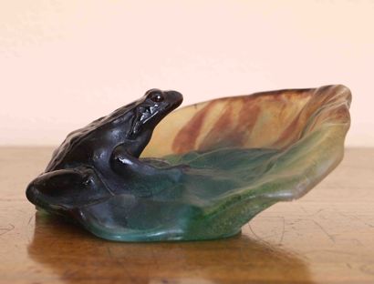 null DAUM - Frog with water lily
Cup in glass paste, signed
20th century period
Dimensions:...