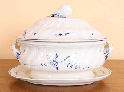 null Legumier Boch Luxembourg
Vegetable dish with cover and its bowl in fine earthenware,...