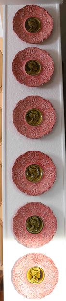 null Villeroy & Boch
Suite of 6 portrait plates in majolica.
Period XIXth century
Dimensions:...