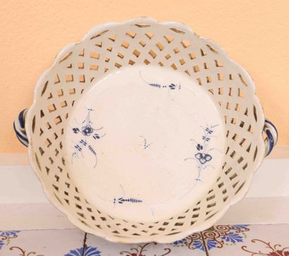 null Basket Boch Luxembourg
Round basket with braided edge in fine openwork earthenware,...
