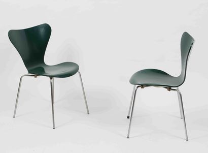 Arne Jacobsen (1902-1971) 
Paire de chaises...