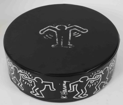null Keith Haring (1958-1990) d'aprés 
Ottoman en simili cuir 
Etiquetté en dessous...