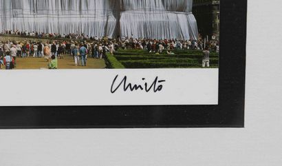 null CHRISTO 
"Wrapped Reichstag 
Original photograph with a signature and a fragment...