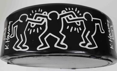 null Keith Haring (1958-1990) d'aprés 
Ottoman en simili cuir 
Etiquetté en dessous...