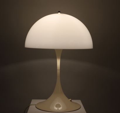 null Verner Panton (1926 - 1998) Vintage lamp "Panthella". 
Large desk lamp by Verner...