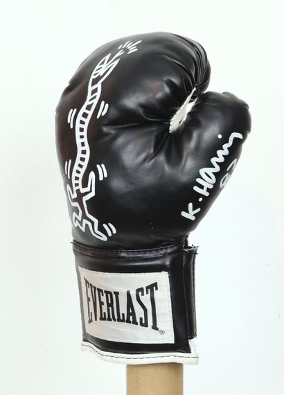 null Keith Haring (1958-1990) after 
Vintage EVERLAST boxing glove 
Circa 1985 
...