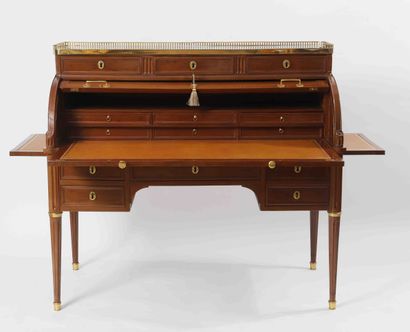 null Remarkable Louis XVI period cylinder desk attributed to Riesener 
In mahogany...