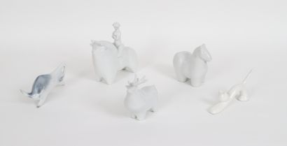 null Lot of porcelain 
Composed of 5 pieces of white porcelain representing animals...