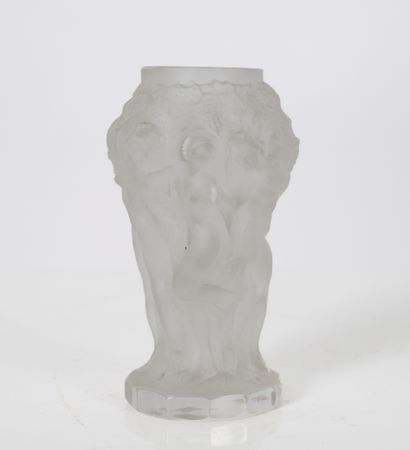null Heinrich Hoffmann (1875/1939) 
Pressed molded vase, "Bacchantes" model in colorless...