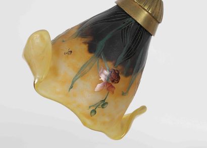 null Lampe Art Nouveau 
Composé d'un vase DAUM remonté en lampe sur un élégant piétement...