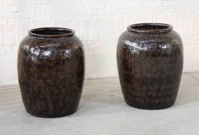 null Important pair of jars 

Enameled stoneware with brown glaze.

China.

19th...