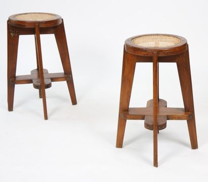 null Pierre JEANNERET (1896-1967)

	Ensemble de deux tabourets ronds hauts, variantes...