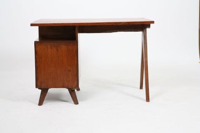 null Pierre JEANNERET (1896-1967)

	Petit bureau administratif, en teck massif, plateau

fixé...