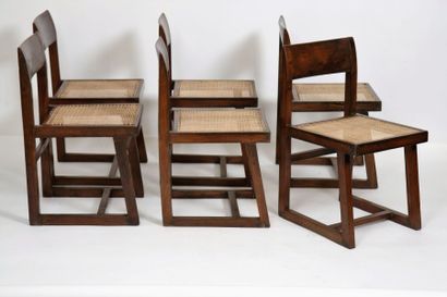  Pierre JEANNERET (1896-1967) Ensemble de six chaises en teck massif. Dossier plein...
