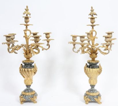 null PAIRE DE CANDELABRES

De style Louis XV, en marbre vert de mer et bronze doré...