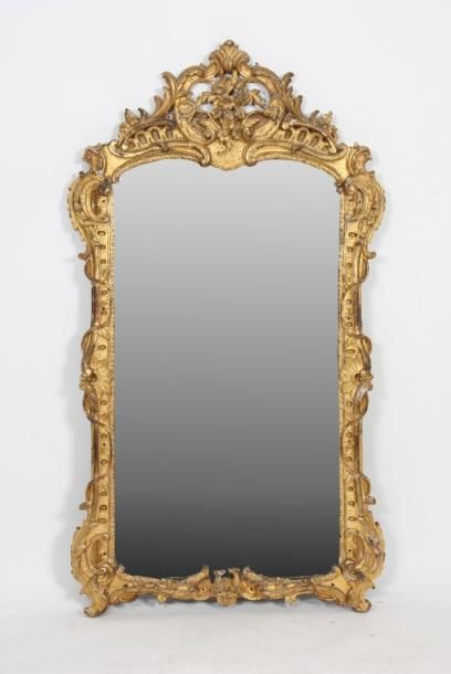 null MIROIR LOUIS XV

En bois doré, comprenant dans la partie supérieure une très...