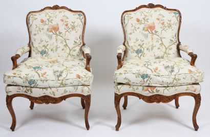 null IMPORTANTE PAIRE DE FAUTEUILS LOUIS XV

En bois, à dossier plat, accotoirs à...