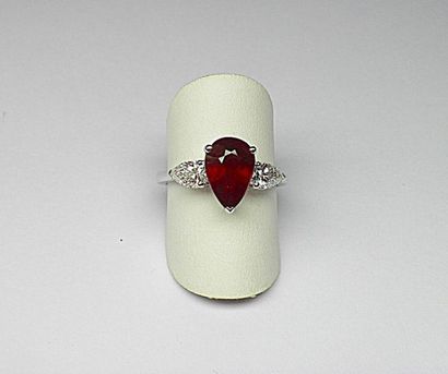 null Bague or blanc centrée d'un rubis poire NATUREL probablement Birman pesant 2,14...