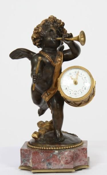 null ANGE AU TAMBOURIN 

En bronze doré et patiné, reposant sur un socle en marbre.

Portant...