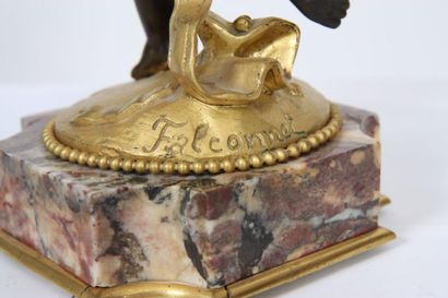 null ANGE AU TAMBOURIN 

En bronze doré et patiné, reposant sur un socle en marbre.

Portant...