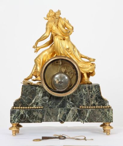 null PENDULE "DIANE ET JEUNE FEMME" XIXè
En bronze doré ciselé sur un socle en marbre...