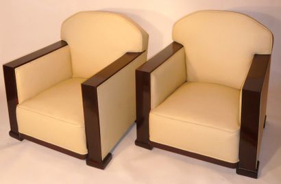 null PAIRE DE FAUTEUILS ART DECO

Bois verni dans les accoudoirs capitonnés de cuir...