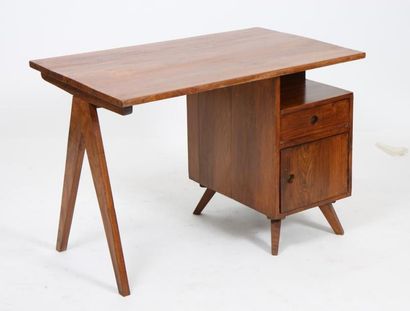 null Pierre JEANNERET (1896-1967)

	Petit bureau administratif, en teck massif, plateau

fixé...