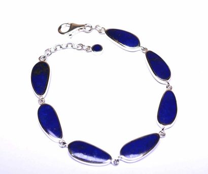null CREATION, ce bracelet en argent massif orné en clos de lapis lazulis aux formes...