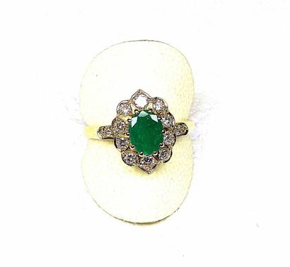 null Bague or jaune sertie d'une émeraude ovale Colombie d'un très beau vert dans...