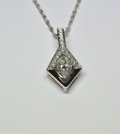 null Original Pendentif or blanc centré d'un diamant taille Navette pesant 1,04 C...