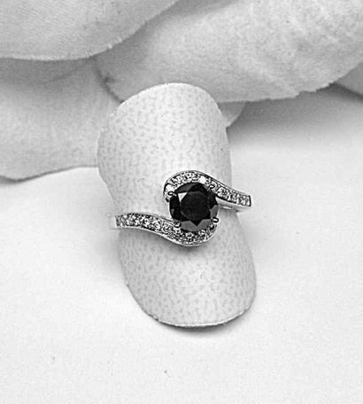 null Bague tourbillon or blanc centrée d'1 rare diamant noir pesant 1 c. env. anneau...